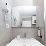 Chic & Serene Apartment-your Relaxing Oasis تيرانا